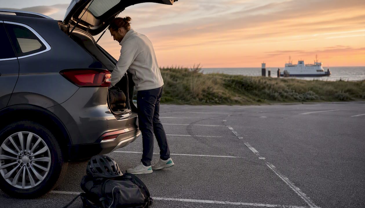 Je elektrische auto opladen bij de veerhaven van Holwerd