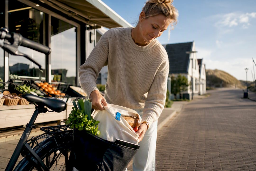 Boodschappen doen bij de dorpssupermarkt op Ameland