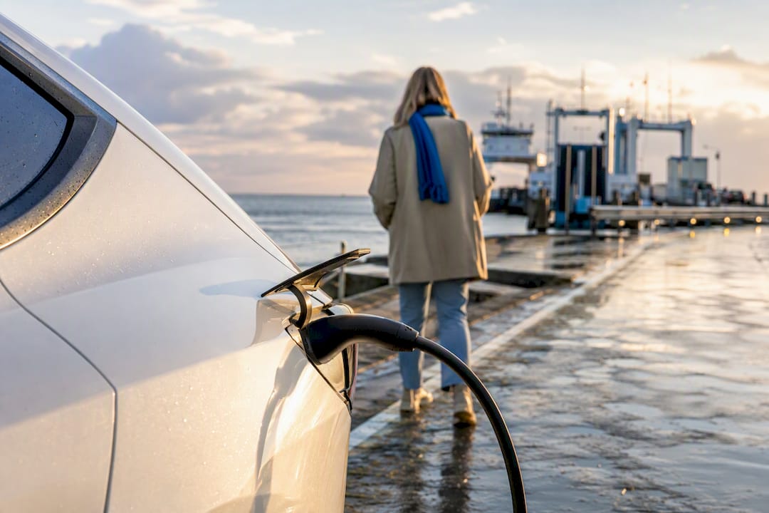 Elektrische auto opladen bij de veerhaven van Holwerd