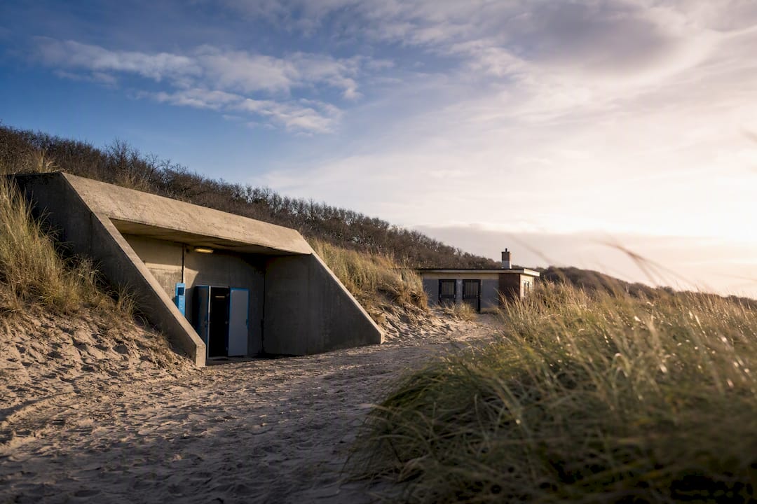 Ingang van het Bunkermuseum tussen de duinen bij Hollum