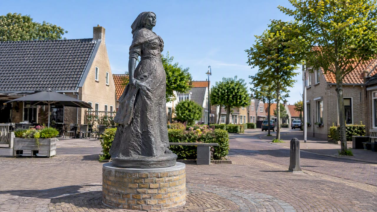 Het standbeeld van Rixt op het dorpsplein in Buren