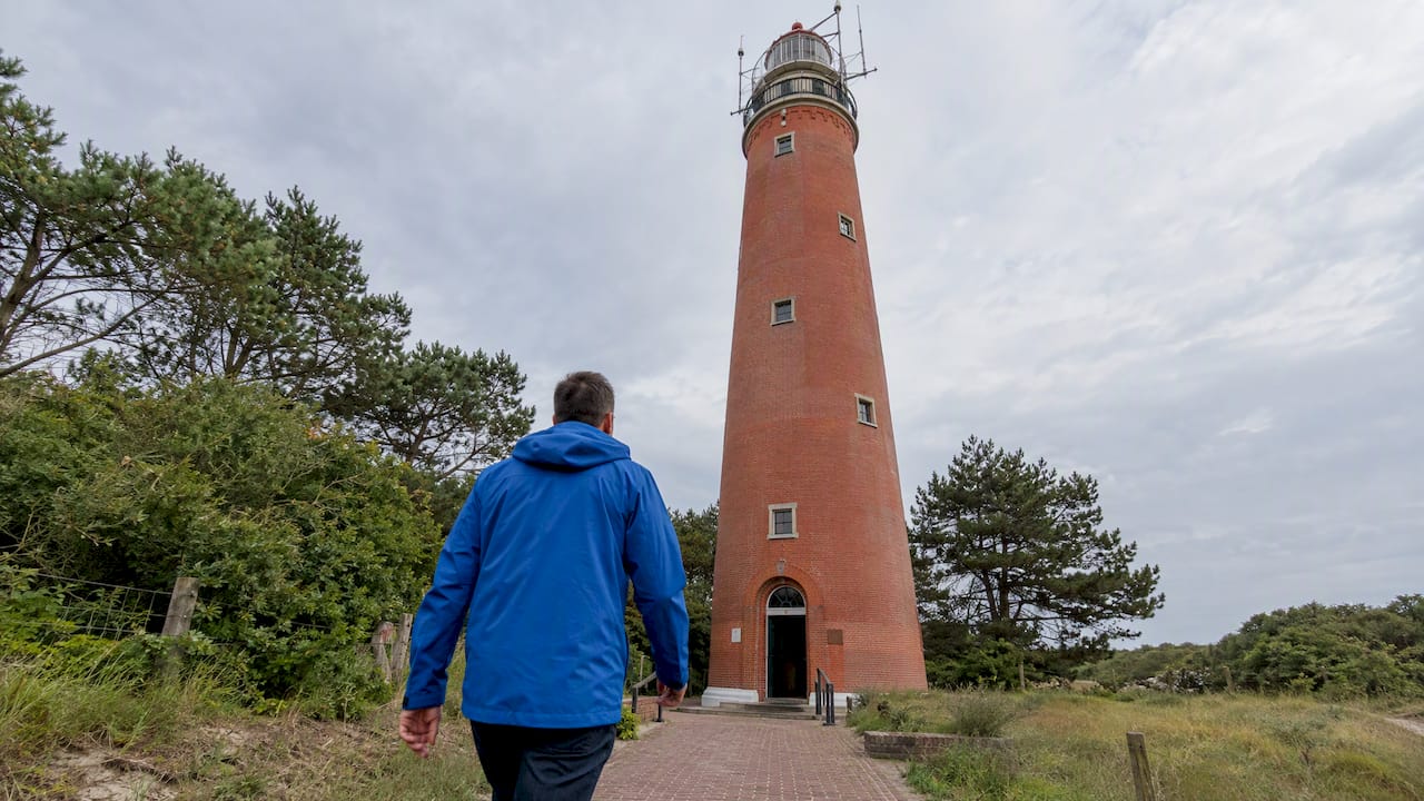 Bezoeker bij de vuurtoren Bornrif in Hollum