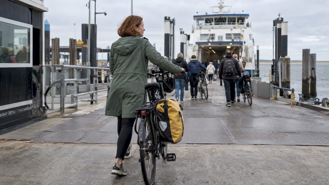 Reiziger komt met fiets aan op Ameland
